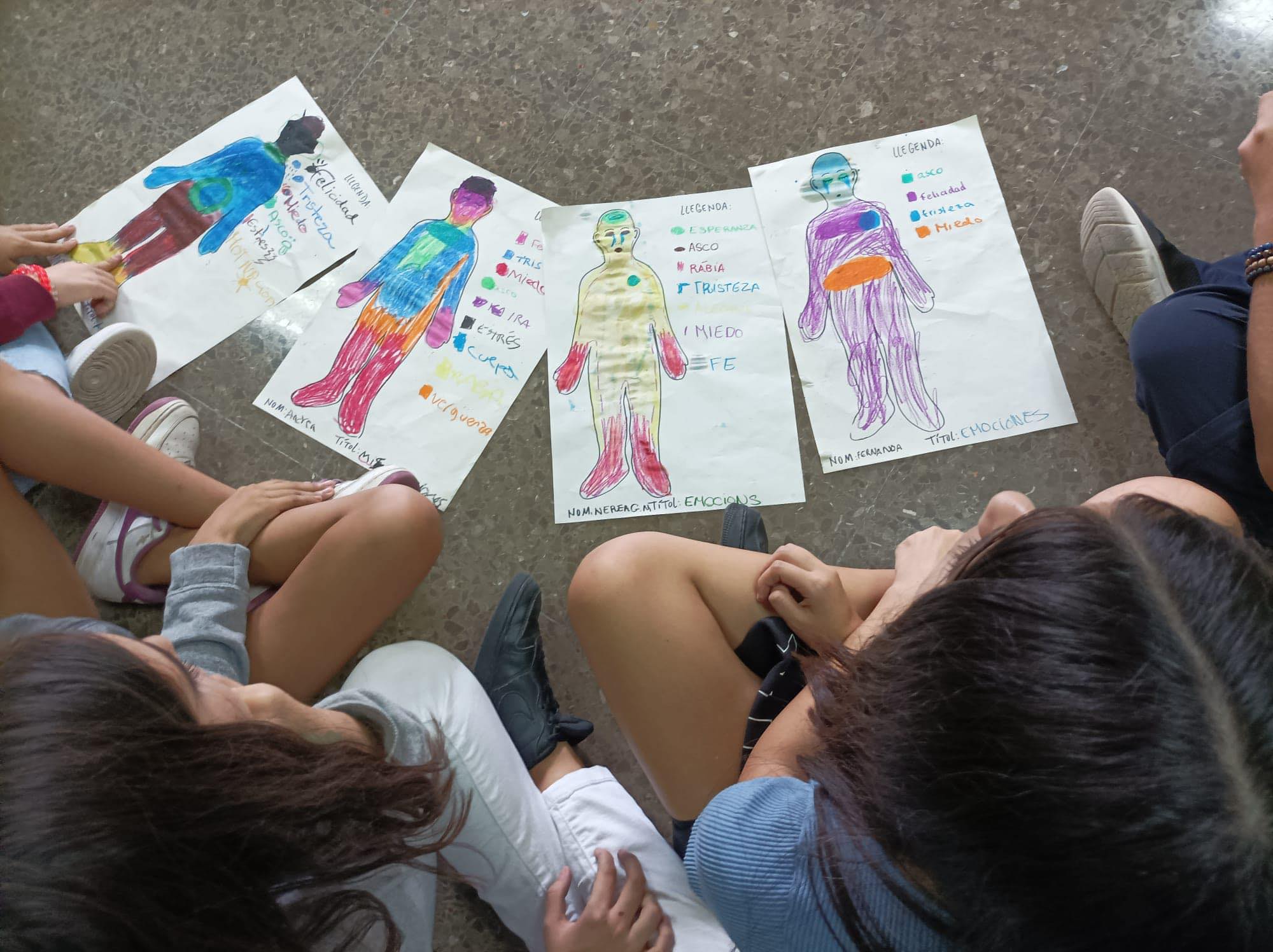 Famílies explorant les emocions a l'Escola el Turó
